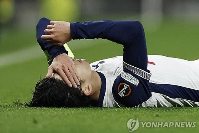 토트넘 레전드 골키퍼로, 과거 이영표와 함께 뛰었던 골키퍼 폴 로빈슨이 토트넘의 손흥민 매각에 강력반대했다. 영국 매체 '풋볼 인사이더'는 12일(이하 한국시간) '토트넘에서 골키퍼로 활약했던 폴 로빈슨은 손흥민을 판매하지 말라는 경고를 했다'고 보도했다. 로빈슨은 풋볼 인사이더가 운영하는 팟캐스트에 출연해 '난 토트넘이 사우디아라비아 프로리그에 손흥민을 원하는 조건에 판매할 수 있는지 모르겠다. 사우디 리그는 최근 이적시장에서 바쁘게 움직이며 젊은 선수를 많이 찾고 있다'고 말했다. 이어 "토트넘이 손흥민 매각을 통해 돈을 벌려고 하는 건 현명하지 못한 짓이다. 그는 상업적 가치가 상당하다'며 손흥민 매각이 오히려 역효과를 부를 것이라고 공개했다. 연합뉴스