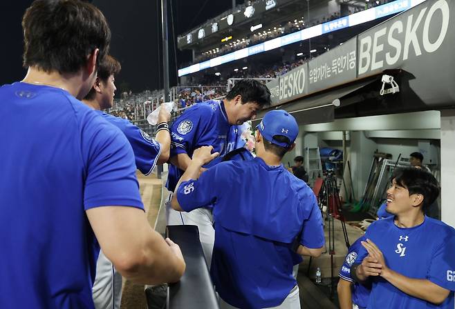 가운데에 위치한 삼성 라이온즈 김태훈이 12일 광주 KIA 타이거즈전에서 6년 연속 10홀드를 달성한 뒤 축하 받고 있다. 삼성 라이온즈