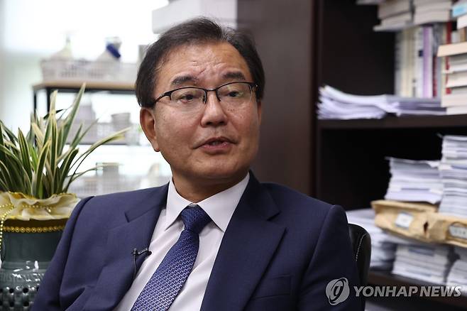 인터뷰하는 이명현 순직해병 특검 (서울=연합뉴스) 윤동진 기자 = 순직 해병 수사 방해 의혹 사건을 수사할 이명현 특별검사가 13일 서울 서초동 사무실에서 취재진과 인터뷰를 하고 있다. 2025.6.13 mon@yna.co.kr