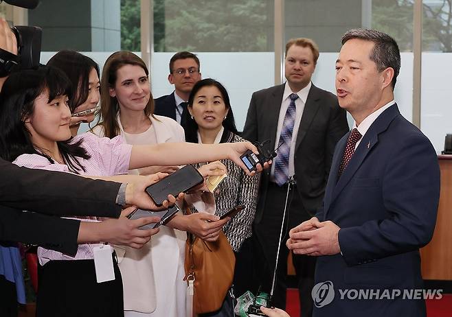 취재진 질문에 답하는 션 오닐 미국 국무부 고위관리 (서울=연합뉴스) 이정훈 기자 = 이재명 정부 출범 이후 처음으로 방한한 미국 고위 외교 당국자인 션 오닐 동아태국 고위관리가 13일 김희상 경제외교조정관과의 회동을 위해 서울 종로구 외교부 청사로 들어서며 취재진의 질문에 답하고 있다. 2025.6.13 uwg806@yna.co.kr