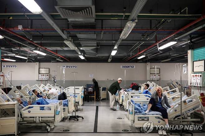 지하 주차장에 환자들 옮긴 텔아비브의 한 병원 (텔아비브 로이터=연합뉴스) 13일(현지시간) 텔아비브의 한 병원에서 환자들이 지하 주차장에 대피해 있다. 2025.06.13