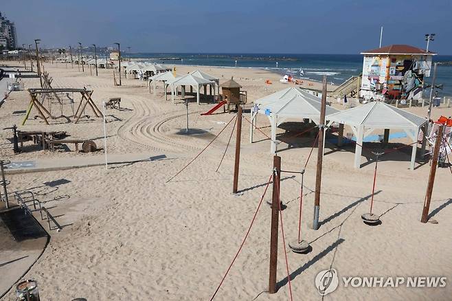 텅 빈 텔아비브의 해변 (텔아비브 AFP=연합뉴스) 13일(현지시간) 이스라엘 텔아비브의 해변 모습. 2025.06.13
