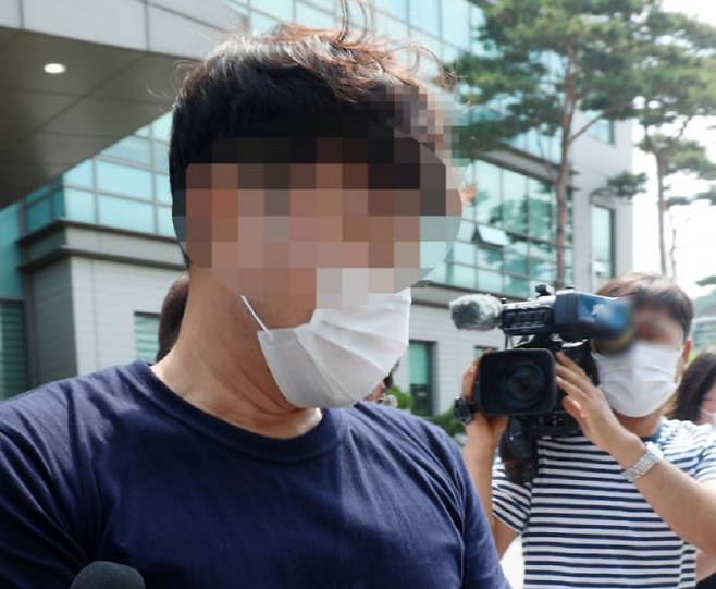 전처와 옛 처남댁 살인 혐의자 A씨가 18일 전북 정읍시 전주지방법원 정읍지원에서 영장실질심사를 마치고 법원을 나오고 있다. (사진=뉴시스)