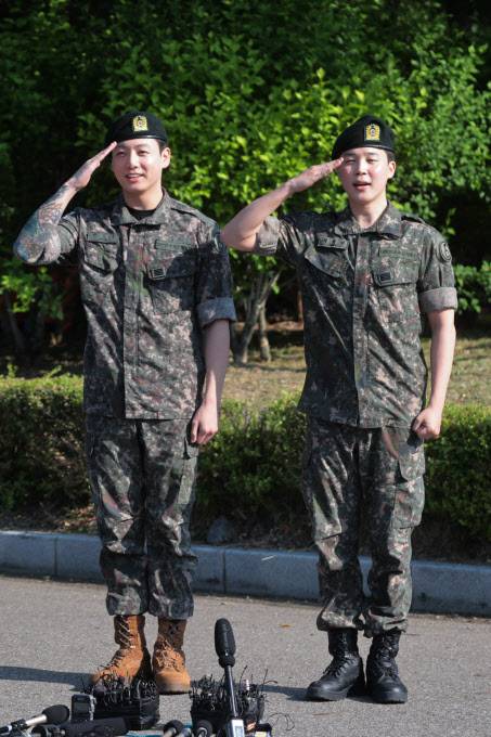 육군 현역 복무를 마치고 만기 전역한 그룹 방탄소년단(BTS)의 지민과 정국이 11일 경기도 연천군 연천공설운동장에서 취재진과 팬들을 향해 거수 경례하고 있다. (사진=연합뉴스)