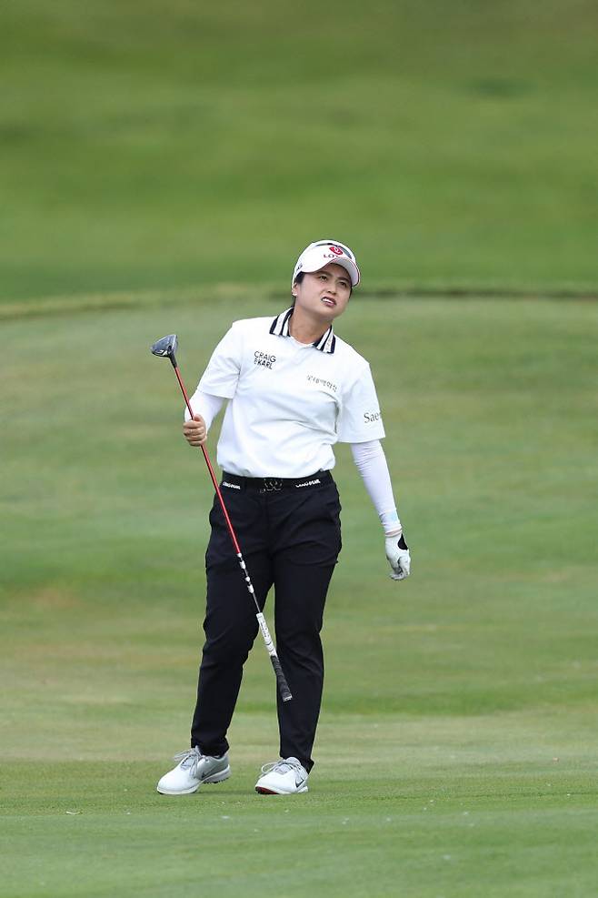 최혜진이 LPGA 투어 마이어 클래식 2라운드 8번홀에서 샷을 한 뒤 날아가는 공의 방향을 확인하고 있다. (사진=AFPBBNews)