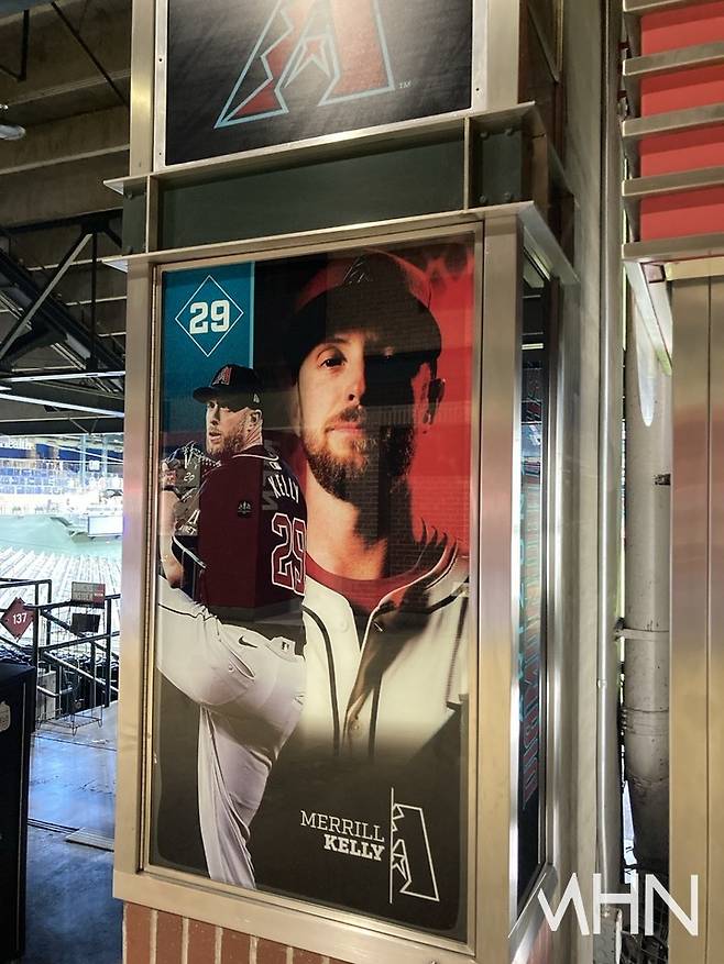 (애리조나 홈구장 '체이스 필드' 내에 걸려 있는 켈리 사진)