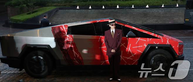 빅뱅 지드래곤(GD,권지용)이 13일 오후 서울 용산구 그랜드 하얏트 서울 호텔에서 열린 '피스마이너스원 프리미엄 하이볼 론칭 파티-더 시그널(THE SIGNAL)' 참석해 PEACEMINUSONE 로고가 새겨진 사이버트럭 앞에서 포즈를 취하고 있다. 1ⓒ News1 권현진 기자