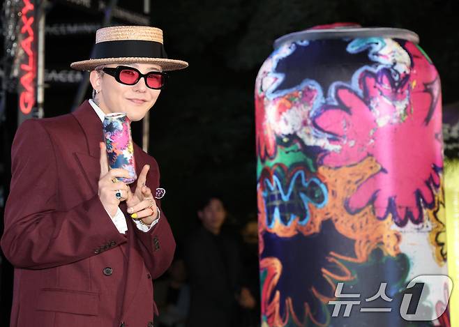 빅뱅 지드래곤(GD,권지용)이 13일 오후 서울 용산구 그랜드 하얏트 서울 호텔에서 열린 '피스마이너스원 프리미엄 하이볼 론칭 파티-더 시그널(THE SIGNAL)'에 참석해 포즈를 취하고 있다. ⓒ News1 권현진 기자