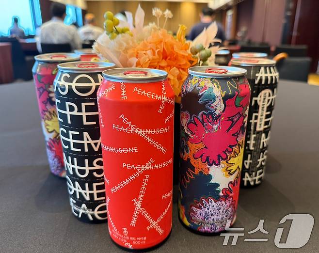 13일 오후 서울 용산구 그랜드 하얏트 서울 호텔에서 열린 '피스마이너스원 프리미엄 하이볼 론칭 파티-더 시그널(THE SIGNAL)'에 지드래곤이 직접 론칭한 하이볼이 테이블에 놓여 있다. ⓒ News1 권현진 기자