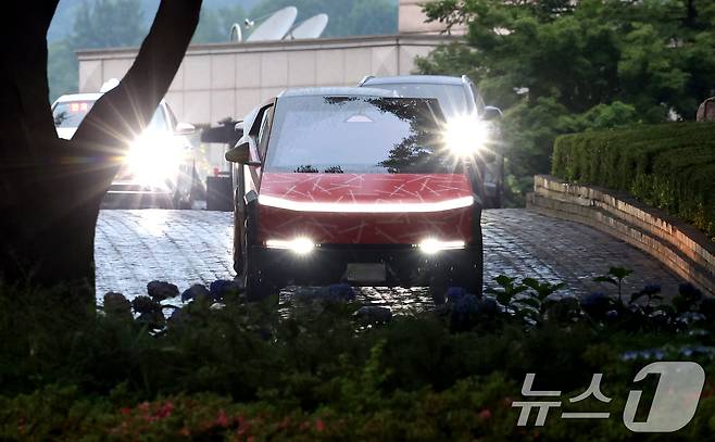 빅뱅 지드래곤(GD,권지용)이 13일 오후 서울 용산구 그랜드 하얏트 서울 호텔에서 열린 '피스마이너스원 프리미엄 하이볼 론칭 파티-더 시그널(THE SIGNAL)'에 사이버트럭을 타고 들어서고 있다. ⓒ News1 권현진 기자