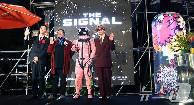 박상재 부루구루 대표(왼쪽부터)와 최용호 갤럭시코퍼레이션 대표, 우주인, 지드래곤이 13일 오후 서울 용산구 그랜드 하얏트 서울 호텔에서 열린 '피스마이너스원 프리미엄 하이볼 론칭 파티-더 시그널(THE SIGNAL)'에 참석해 포즈를 취하고 있다. ⓒ News1 권현진 기자