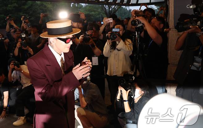 빅뱅 지드래곤(GD,권지용)이 13일 오후 서울 용산구 그랜드 하얏트 서울 호텔에서 열린 '피스마이너스원 프리미엄 하이볼 론칭 파티-더 시그널(THE SIGNAL)' 참석을 위해 PEACEMINUSONE 로고가 새겨진 사이버트럭에서 하차해 플래시 셰레를 받고 있다. ⓒ News1 권현진 기자