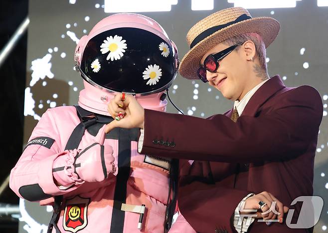 빅뱅 지드래곤(GD,권지용)이 13일 오후 서울 용산구 그랜드 하얏트 서울 호텔에서 열린 '피스마이너스원 프리미엄 하이볼 론칭 파티-더 시그널(THE SIGNAL)'에 참석해 우주인과 엄지 인사를 나누고 있다. ⓒ News1 권현진 기자