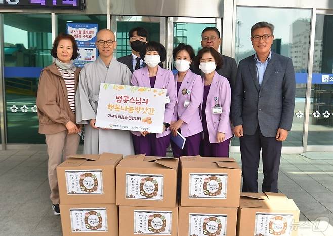 문빈정사 주지 법공스님이 의사 파업 와중에 응급실을 지킨 응급필수인력들을 위해 떡과 주스를 전달하고 있다.(문빈정사 제공. 재배포 및 DB 금지)