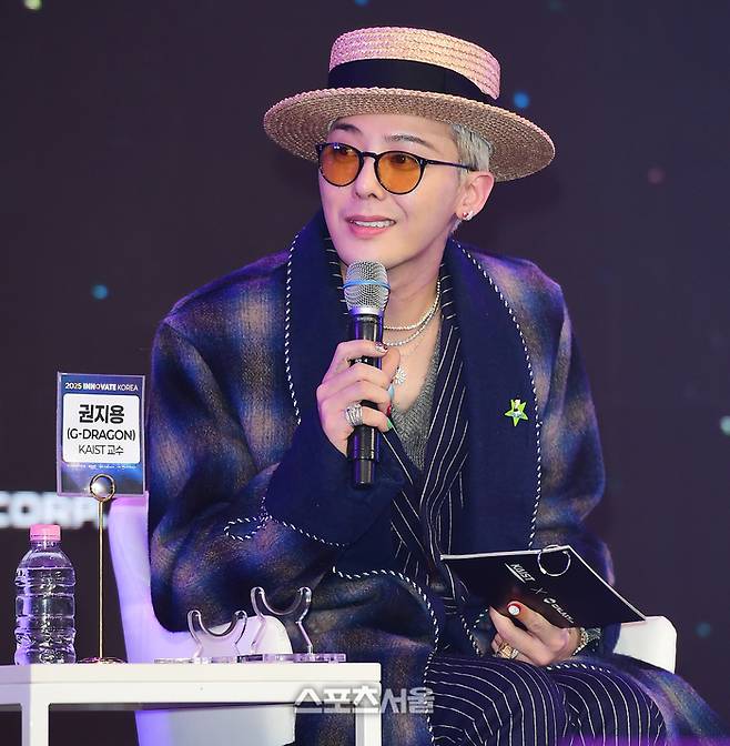 지드래곤이 지난 4월 9일 대전 카이스트에서 열린 ‘이노베이트 코리아 2025’에 참석해 토론을 벌이고 있다. 이날도 지드래곤은 지각했다. 이주상기자 rainbow@sportsseoul.com
