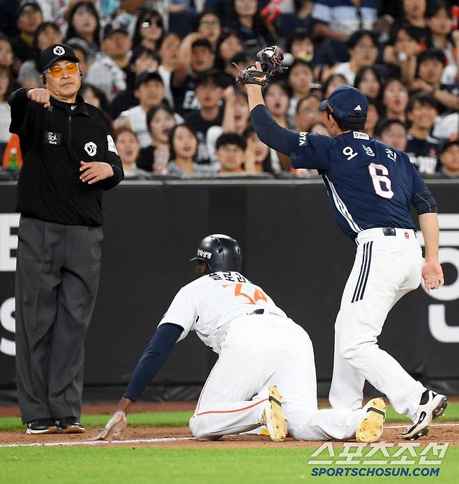 12일 대전 한화생명볼파크에서 열린 한화 이글스와 두산 베어스의 경기. 7회말 2사 1,3루 한화 이원석 2루 도루 때 3루 주자 플로리얼이 견제에 걸려 태그 당하고 있다. 대전=박재만 기자 pjm@sportschosun.com/2025.06.12/