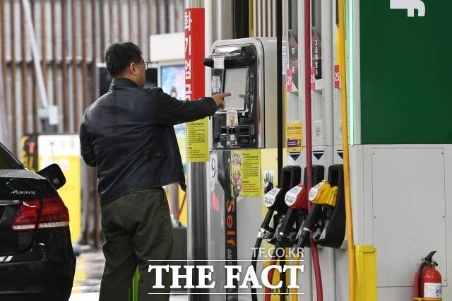 14일 한국석유공사 유가정보시스템 오피넷에 따르면 6월 둘째 주(8~12일) 전국 주유소 휘발유 판매가는 리터 당 1627.7원으로 집계됐다. /더팩트 DB