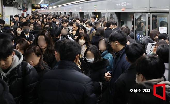 2024년 2월 광화문역에 출근하는 시민들로 붐비고 있다.