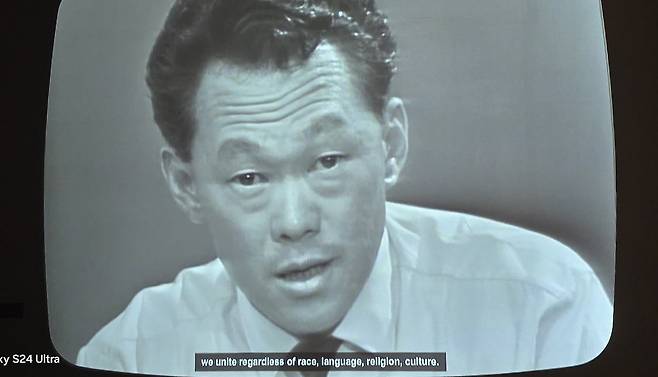 싱가포르 국립박물관에서 볼 수 있는 7분 30초 길이의 흑백 동영상. 리콴유의 눈물 때문에 기자회견이 20분 이상 중단됐다. /윤평중 제공