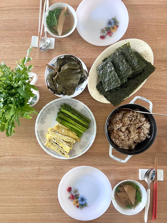 김밥을 조금 더 쉽게 먹기 위해 내가 낸 꾀는 식탁에서 각자 김밥을 싸먹는 것이었다. /윤혜자 제공