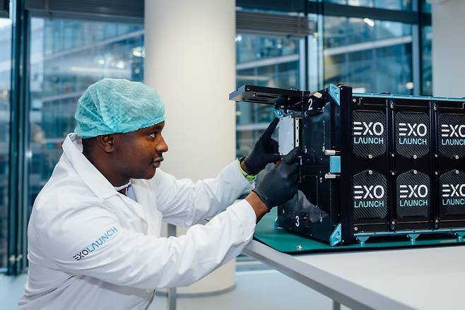 케냐우주국 엔지니어가 지난 2023년 케냐 최초의 지구관측 위성인 타이파-1호 발사를 앞두고 발사 모듈을 살펴보고 있다. 케냐는 일본과 유엔의 지원을 받아 큐브위성 개발 능력을 확보했다. /케냐우주국