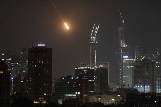 텔아비브 상공의 이란 미사일. 연합뉴스