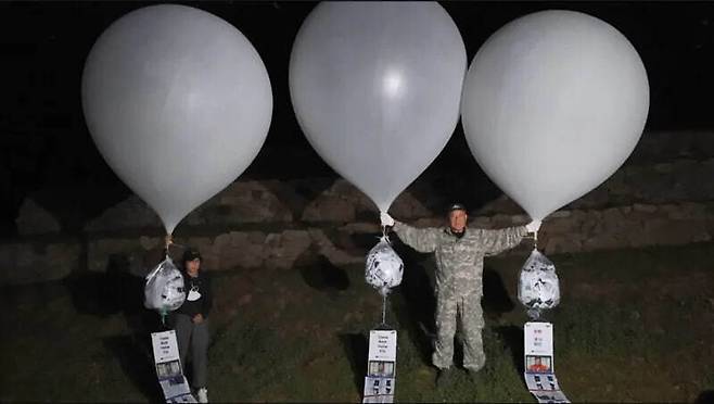 납북자피해가족연합회가 2일 밤 9시께 경기도 파주시에서 전단을 매단 라텍스 풍선을 날리고 있다. 납북자피해가족연합회 제공