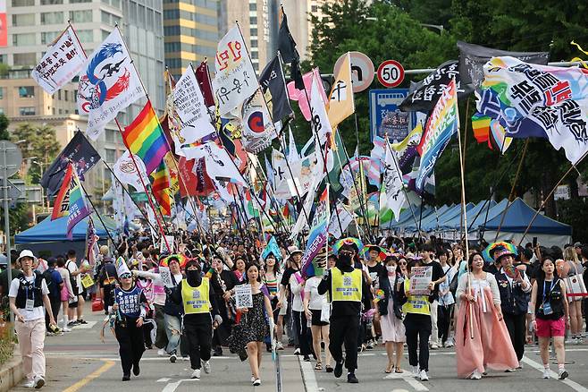 성소수자를 비롯한 사회적 소수자들과 이를 지지하는 시민들이 함께 모여 행진을 하고 있다. 정용일 선임기자 yongil@hani.co.kr
