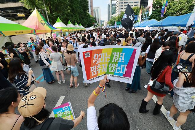 성소수자를 비롯한 사회적 소수자들과 이를 지지하는 시민들이 함께 모여 퍼레이드를 즐기고 있다. 정용일 선임기자 yongil@hani.co.kr