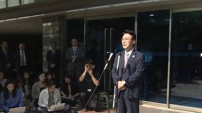 김민석 후보자가 지난 5일 오전 서울 종로구 통의동 금융감독원 연수원에 마련된 인사청문회 준비단 사무실로 출근하면서 소감을 밝히고 있다. (SBS 캡처)