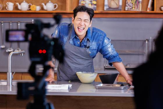 특유의 밝고 건강한 웃음으로 촬영장을 유쾌하게 만든 백호 사진 나승보