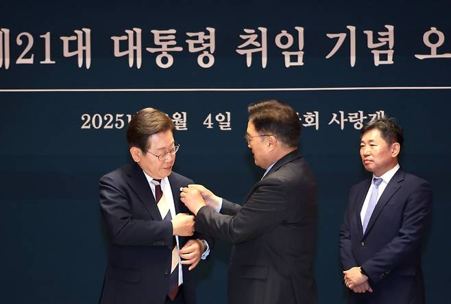 李대통령에게 진관사 태극기 배지 달아주는 우원식 의장. 사진 우 의장 페이스북