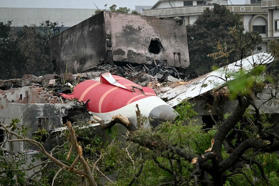 13일(현지시간) 인도 아메다바드 공항 인근 주택가에 추락한 에어인디아 171편의 잔해 모습. AFP=연합뉴스
