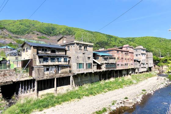 강원도 태백시 철암역 인근의 철암탄광역사촌은 옛 탄광촌의 주거 시설을 복원한 생활사 박물관으로, 1970~80년대 석탄 산업의 중심지였던 철암의 역사를 체험할 수 있는 장소다. 특히 사진의 철암천 위에 기둥을 세워 만든 '까치발'은 과거 탄광촌의 번성을 보여주는 건물이다. 원래 있던 건물은 상가로 활용하고, 철암천 쪽으로 공간을 확장해 지층 아래 살 집을 마련하면서 건물을 지지하기 위해 까치발처럼 기둥을 만들었다. 강원도 태백시 철암동 403-59. 김홍준 기자