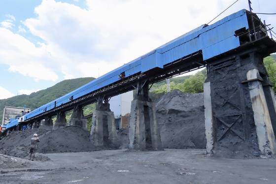 강원도 태백시 철암동 403-59.강원도 태백시 철암역 인근의 철암역두(鐵岩驛頭) 선탄장은 장성광업소 산하로 1939년부터 가동된, 우리나라 최초의 선탄시설이다. 2024년 6월 장성광업소가 문을 닫았지만 이전에 캐낸 석탄은 아직도 운반하고 있다. 철암역두 선탄장은 2002년 5월 근대문화유산 등록문화재가 됐다. 김홍준 기자