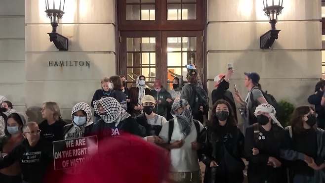 “우리는 역사의 옳은 쪽에 서 있다”는 팻말을 들고 있는 미 컬럼비아 대학 학생들