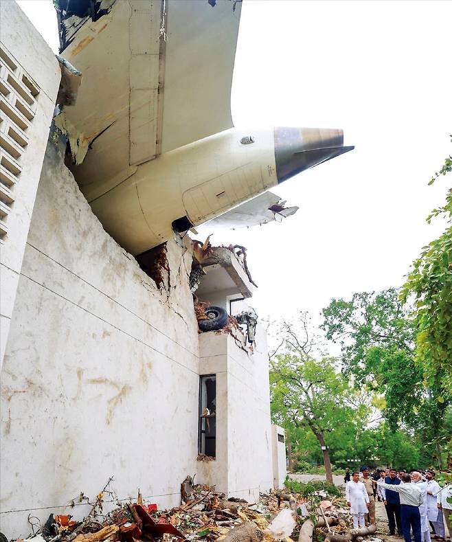 < 기숙사로 추락 > 13일 영국 런던으로 향하던 에어인디아 소속 AI171편 여객기가 인도 서부 아마다바드 공항 인근 의대 기숙사 건물에 추락해 기체 일부만 형체를 드러내고 있다. 나렌드라 모디 인도 총리가 사고 현장을 둘러보고 있다. /AFP연합뉴스