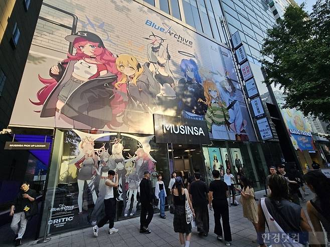 지난 9일 오후 6시 30분경 서울 마포구 홍대 무신사스토어에 입점한 넥슨의 블루아카이브 팝업스토어 앞에 사람들이 지나가고 있다. 사진=박수빈 기자