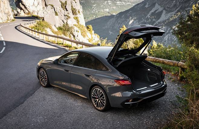 전기차가 대세인 시대, 더 뉴 A5는 여전히 내연기관의 매력을 고수하는 이들을 위해 전략적으로 개발된 모델이다.