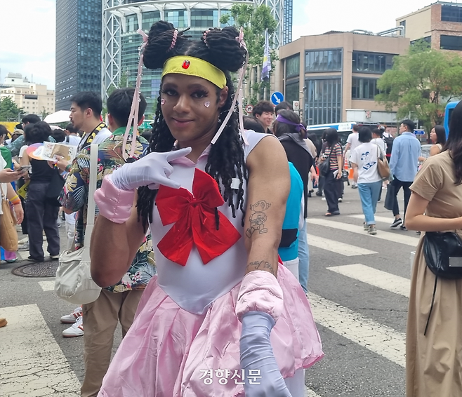 미국 시카고에서 살다가 2018년부터 한국에 산 덩컨 솔레어가 14일 서울 중구 남대문로·우정국로 일대에서 열린 제26회 서울퀴어퍼레이드(퀴퍼)에서 포즈를 취하고 있다. 강한들 기자
