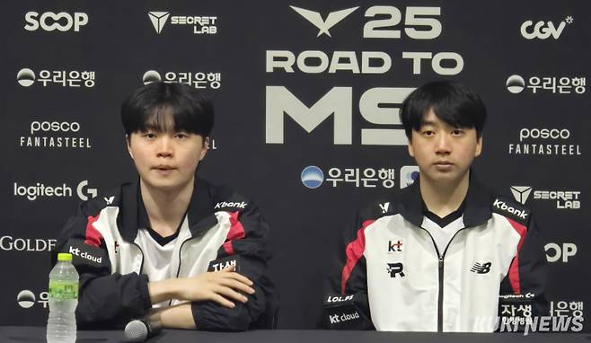 고동빈(오른쪽) KT 감독과 ‘비디디’ 곽보성이 14일 오후 3시 부산 사직실내체육관에서 열린 ‘2025 LCK 로드 투 MSI’ 4라운드 T1과 경기가 끝난 뒤 기자회견에 임하고 있다. 김영건 기자