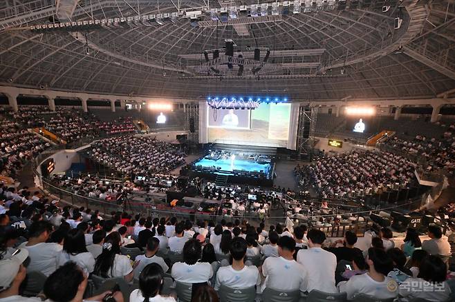 이영훈 여의도순복음교회 목사가 14일 서울 중구 장충체육관에서 열린 ‘2025 더 홀리 스피릿 페스티벌’에서 메시지를 전하고 있다. 여의도순복음교회 제공