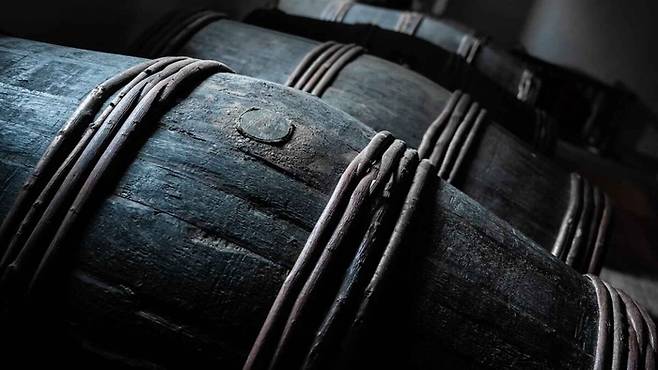 예전 방식으로 만들어진 오래된 오크통.