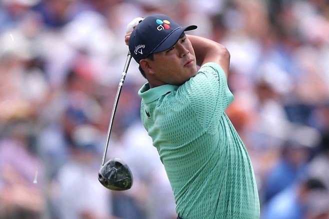 티샷한 뒤 공을 바라보고 있는 김시우. AFP 연합뉴스