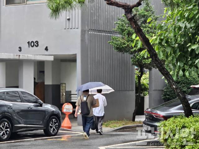▲광주 남구 한 아파트에서 우산을 쓰고 걸어가는 시민들.2025.06.14ⓒ프레시안(김보현)