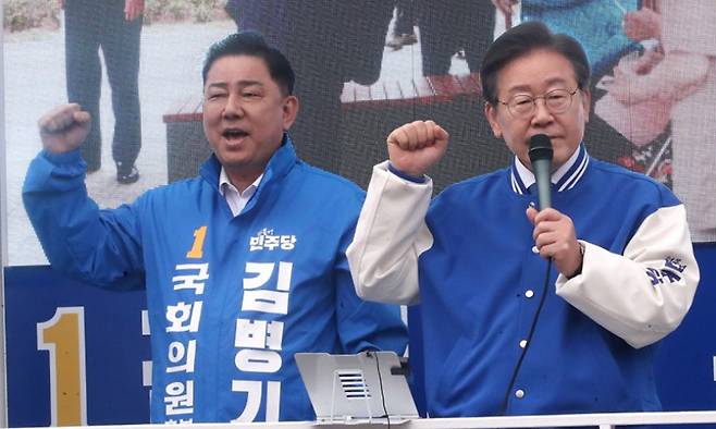 22대 국회의원 총선거를 앞둔 2024년 3월 28일 당시 이재명 더불어민주당 대표(현 대통령)가 서울 구로구에서 민주당 후보인 김병기 의원(현 민주당 원내대표)의 지원 유세를 하고 있다. 뉴스1