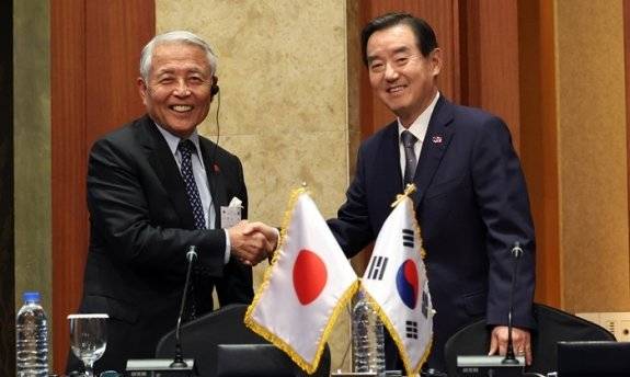 김윤 한일경제협회 회장(오른쪽)과 일본 측 단장인 아소 유타카 아소시멘트 회장이 5월 28일 서울 중구 롯데호텔에서 열린 제57회 한일경제인회의 폐회식에서 공동성명 채택에 앞서 악수하고 있다. 한일경제인회의는 1969년 1월 국교 정상화 이후 설립된 대표적인 민간 경제 협의체다. 뉴스1