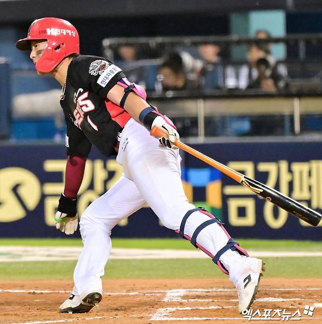 4일 오후 서울 송파구 잠실야구장에서 열린 '2025 신한 SOL Bank KBO리그' KIA 타이거즈와 두산 베어스의 경기, 7회초 무사 1루 KIA 박찬호가 타격을 하고 있다. 엑스포츠뉴스 DB