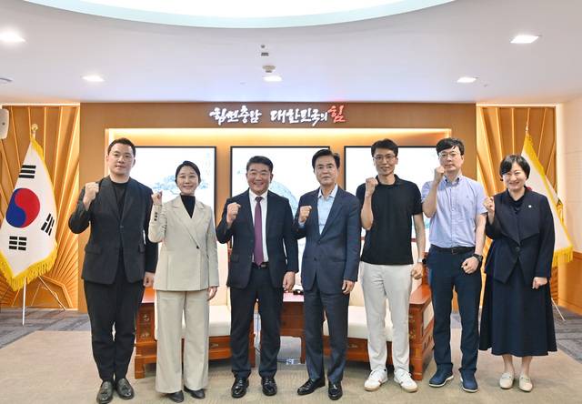 ▲ 김태흠 지사가 손일수 지앤티(GnT) 대표(좌측 3번째), 정윤영 워터베이션 대표, 김정혁 슬로커 대표, 오병윤 잉클 수석연구원, 안경호 에이앤폼 대표 등을 접견-충남도 제공