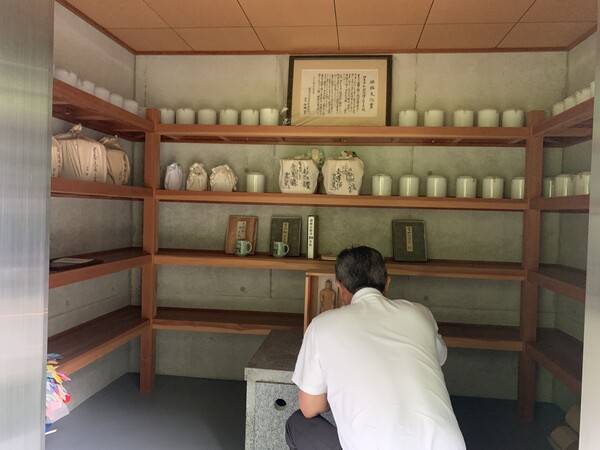 일본 효고현 아이오이시 동부묘원에 있는 한국·조선인 무연고자 위령비 뒤편 봉안당. /이동욱 기자